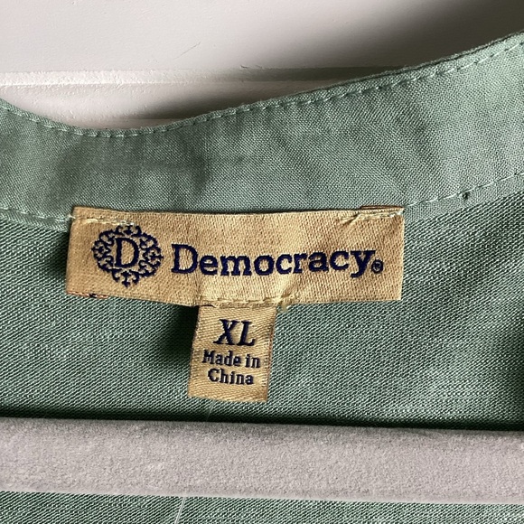 Democracy NWT Sage Green embroidered pleated Long Sleeves Top Blouse Size XL - Picture 3 of 9